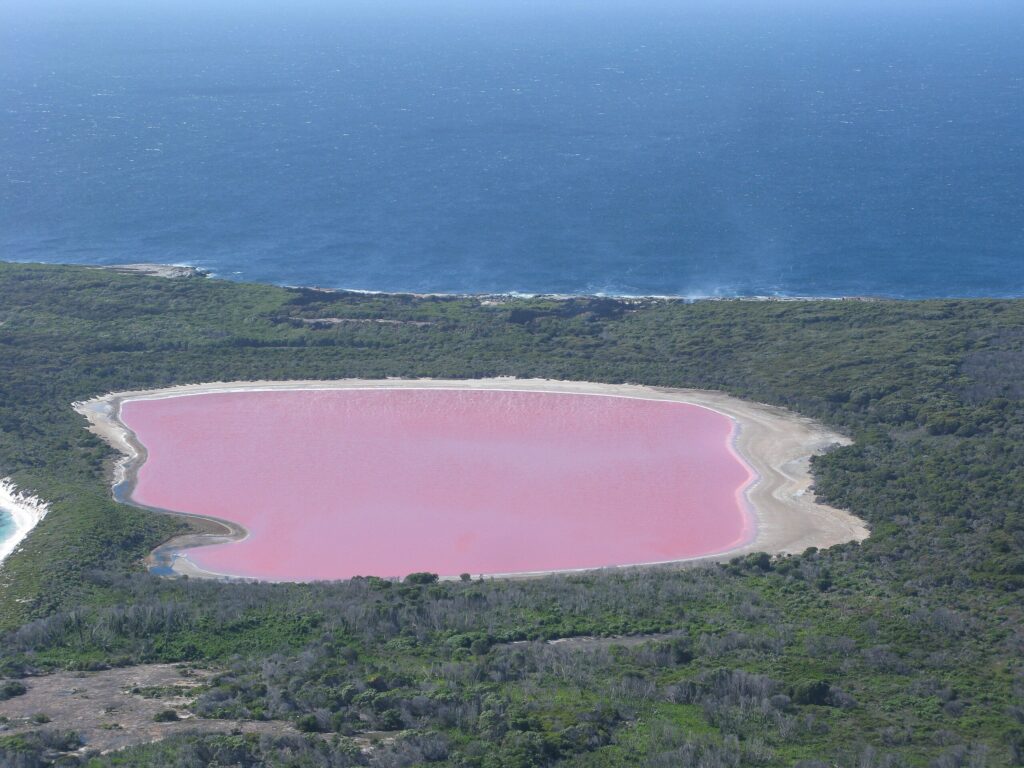 Lake_Hillier_2_Middle_Island_Recherche_Archipelago_NR_IV-2011-1024x768 5 najdziwniejszych miejsc na świecie. Słyszałeś o nich?